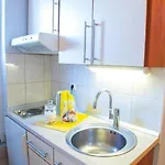 Yellow Lily Apartman *