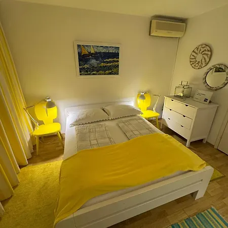 Yellow Lily Apartman