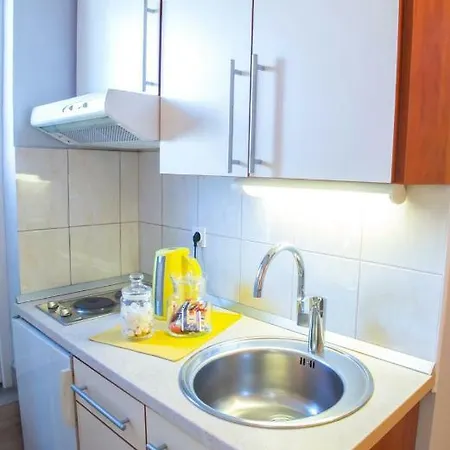 Yellow Lily Apartment *